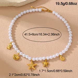Perlenkette mit goldenen Meeresanhängern wie Seestern und Muschel für Damen Mode.
