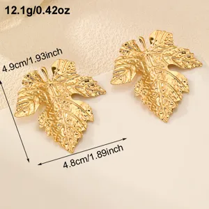 Goldene Ahornblatt Ohrringe Detail, strukturierte Metallblatt Design Mode Schmuck Stueck.