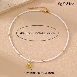 Weißes Perlen Choker Halsband mit goldenem Muschel Anhänger, verstellbarer Strand Schmuck.