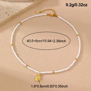 Modische weiße Perlen-Choker-Halskette mit goldnem Muschel-Anhänger für Damen Schmuck.