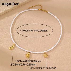 Modische weiße Perlen-Chokerkette mit goldenen Seestern- und Muschelanhängern für Damen.