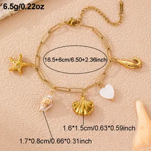 Goldenes Ozean-Charms-Armband für Strandurlaub mit Seestern und Muschel Anhängern.