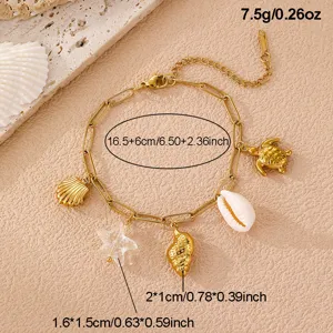 Nahaufnahme des goldenen Ozean-Thema-Charm-Armbands mit Schildkröten- und Muschelanhängern.