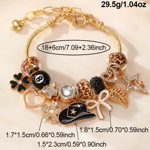 Goldfarbenes Charm-Armband mit verschiedenen Anhängern wie Leopardenperlen und Sternen Damen