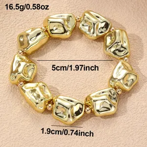 Detailansicht des europäischen Vintage unregelmäßigen goldenen geometrischen Armbands.