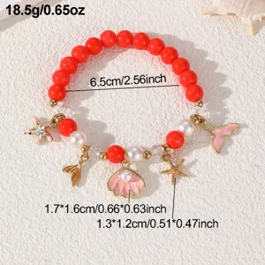 Detailansicht des roten Perlenarmbands im Sommerstrand-Stil mit Muschel- und Seesternanhängern.