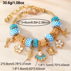 Vergoldetes Bettelarmband mit blauen Karo-Perlen und süßen Tieranhängern für Damen.