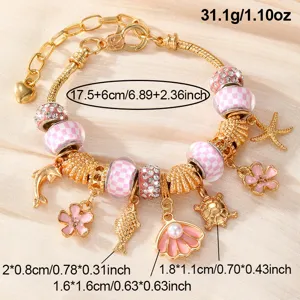 Goldfarbenes Bettelarmband mit rosa Karoperlen und schönen Meeresmotiven für Damen.