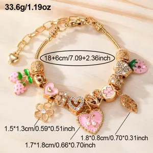 Vergoldetes DIY Charm Armband mit rosa Emaile Herz und Erdbeer Anhängern für Damen Detail
