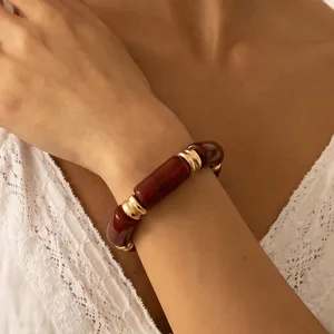 Auffälliges rotes Harz und goldfarbenes Metall Statement Armband Set für Damen Mode.