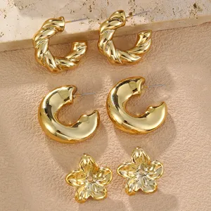 Vergoldete Statement-Creolen und Blumen-Ohrstecker Set, modischer chunky Schmuck.