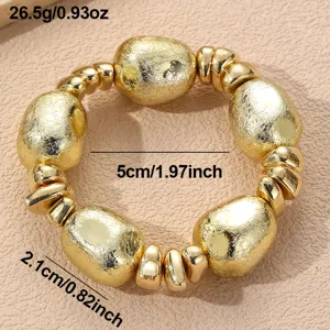 Detailansicht des goldenen unregelmäßigen geometrischen Perlenarmbands mit Metalltextur.