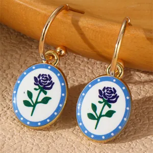 Blaue Rose Emaillierte Ovale Anhänger Gold Creolen Detailaufnahme mit filigranem Blumenmuster