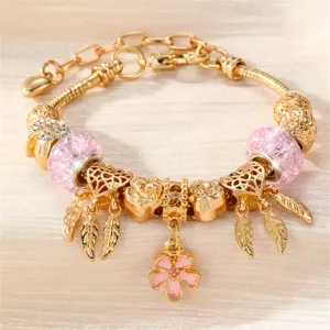 Goldfarbenes Bettelarmband mit rosa Crackle-Glasperlen und Emaille Blumen Anhänger Damen