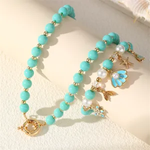 Nahaufnahme des sommerlichen Ozean-Stil Perlenarmbands mit Muschel und Seestern Charms.