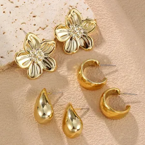 Elegantes vergoldetes Metall Ohrring Set mit schicken Blumen, Creolen und Tropfen.