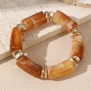Bernsteinfarbene Harzperlen Armband mit goldenen Abstandshaltern, schicker modischer Schmuck.