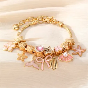 Vergoldetes DIY-Charm-Armband mit rosa Kristallen, Muscheln und Seesternen Detailansicht