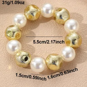 Detailaufnahme des europäischen Vintage unregelmäßig vergoldeten Perlenarmbands für stilvolle Damen.