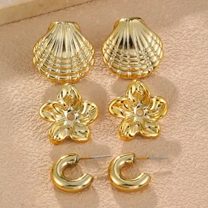 Elegantes goldenes Ohrring-Set mit Muschel- und Blumenmotiven für stilvolle Damen.