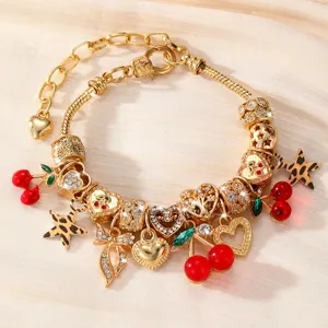 Goldenes DIY Charm Armband mit Herzen Kirschen Leoparden Sternen Perlen und Strass für Damen Schmuck