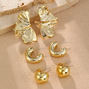 Set aus dicken goldenen Creolen und Statement-Ohrringen mit edlem Blumen-Design.