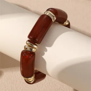 Braune Harzrohr- und Goldmetallperlen-Armband Detailansicht fuer modischen Lagenlook.