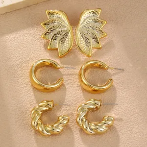Goldener Ohrring-Set mit Flügel-Ohrringen und C-förmigen Creolen, schicker Modeschmuck für Frauen.