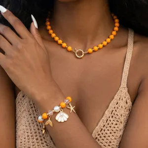 Nahaufnahme Detailansicht von Sommer Ozean Stil Muschel Seestern Perlenkette und Armband.