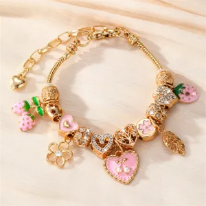 Gold Bettelarmband mit rosa Herzen, Erdbeeren und Zirkonia Perlen fur DIY Damenschmuck.