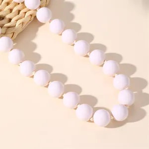 Collana di perline acriliche tonde stile bohémien da donna, accessorio moda dettagliato.