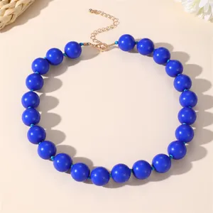 Collana di perle acriliche blu con catenella di estensione dorata, stile bohémien.