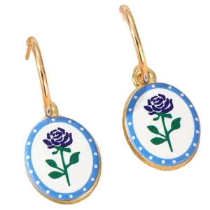 Vergoldete Hängeohrringe mit eleganten ovalen blauen Rosen-Emaile-Anhänger und Pünktchenrand.