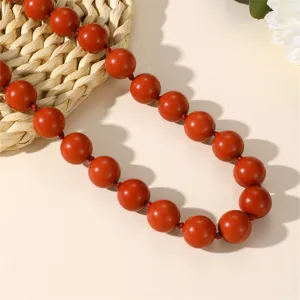 Primo piano dei dettagli della collana di perle rotonde rosse, gioielli di modo stile bohémien.