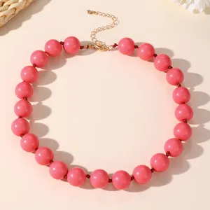 Collana con perline in acrilico rosa dettaglio, accessorio moda stile bohemien.