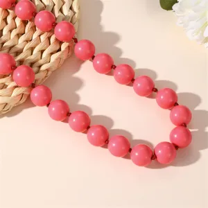 Dettaglio collana con perle in acrilico rosa, bellissimo accessorio donna bohémien.