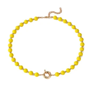 Gelbe runde Perlenkette mit goldenem Knebelverschluss und Verlängerungskette für Sommer.