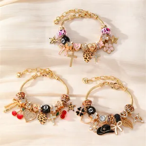 Goldfarbenes DIY Bettelarmband Set mit Leopardenmuster, Herzen und bunten Anhängern.