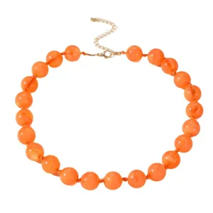 Elegante collana con perle in acrilico arancione in stile bohémien alla moda per donne.