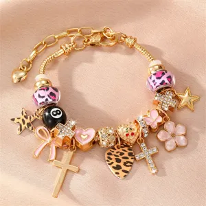 Goldfarbenes DIY Charm Armband mit rosa Leo-Perlen und süßen Anhängern für Damen.