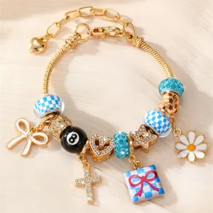 Goldfarbenes Bettelarmband mit blauem Karo-Perlen, 8er-Ball, Kreuz und Gänseblümchen Anhänger.