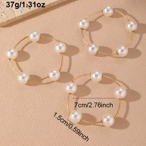 Primer plano detallado del set de pulseras de perlas de alambre dorado con abalorios y medidas.