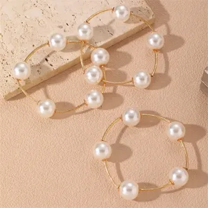 Conjunto de pulseras aro perlas doradas vista detallada, diseño apilado elegante mujer.
