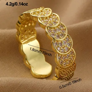 Nahaufnahme des eleganten goldenen Zirkon-Offenrings mit funkelnden Steinen und feiner Textur.