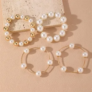 Vista detallada del conjunto de pulseras de perlas de moda, joyería apilable de cadena dorada.