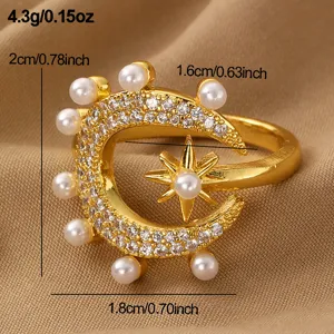 Detailaufnahme des vergoldeten Mondrings mit glitzernden Zirkonia und Perlenperlen.