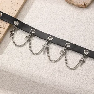 Γοτθικό punk choker από PU δέρμα με μεταλλικές αλυσίδες, σταυρό και αστεράκια, λεπτομέρεια.