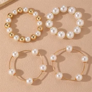 Vista de detalle en primer plano del elegante conjunto de pulseras de perlas.