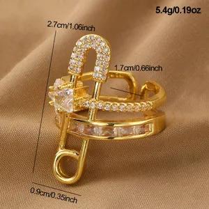 Detailaufnahme des goldenen Sicherheitsnadel-Designrings mit glänzenden Zirkoniasteinen.