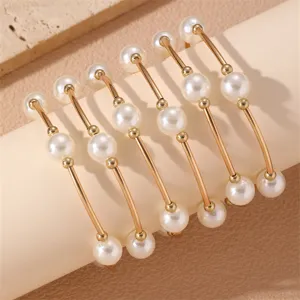 Conjunto de pulseras en capas de perlas sintéticas con barra curva de metal dorado